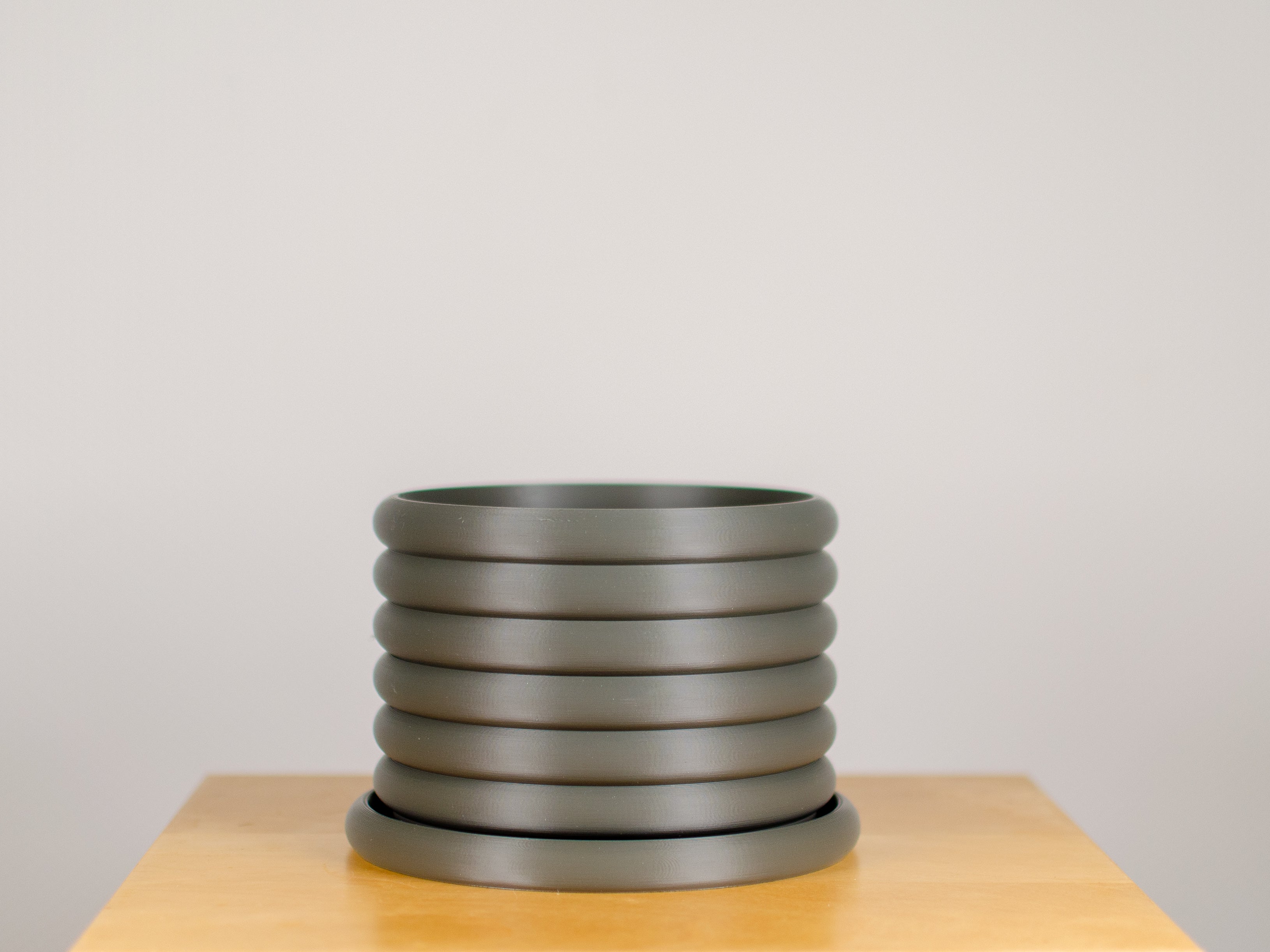 Übertopf mit Rankstabbefestigung und Untersetzer